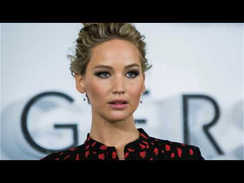 VIDEO : Jennifer Lawrence And BF Darren Aronofsky Walk Around NYC