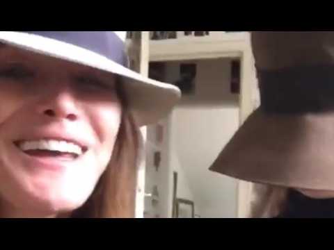 VIDEO : Carla Bruni chante avec sa fille Giulia pour Chuck Berry