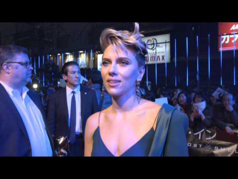 VIDEO : Scarlett Johansson Stuns In Japan