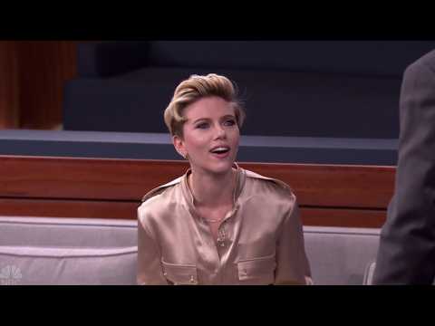 VIDEO : Scarlett Johansson Checks Out Her Competitors
