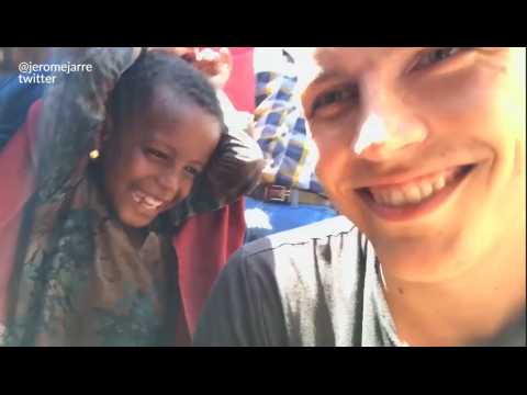 VIDEO :  la descente de l'avion humanitaire, Jrme Jarre s'est dj fait une amie