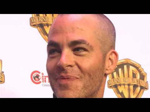 VIDEO : Chris Pine Shaves His Head And Wears It Well