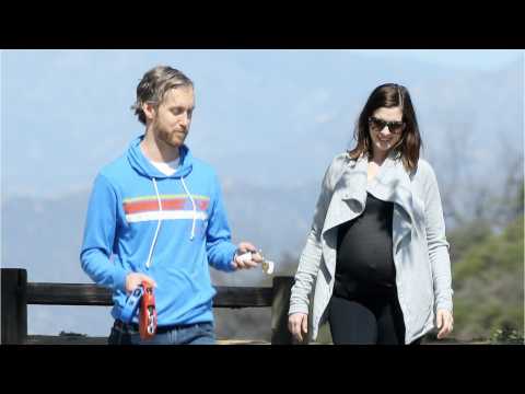 VIDEO : How Anne Hathaway's Pregnancy Affects her Skill