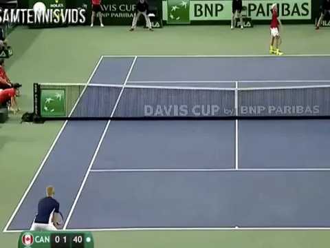 VIDEO : Public Buzz : Un joueur de tennis disqualifi aprs avoir envoy la balle dans l'oeil de l'a