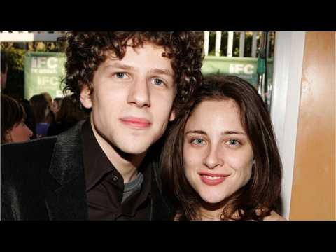 VIDEO : Jesse Eisenberg Reportedly Welcomes First Child With Longtime Girlfriend Anna Strout