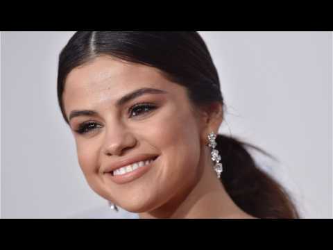 VIDEO : Has Selena Gomez Dyed Her Hair Pink?