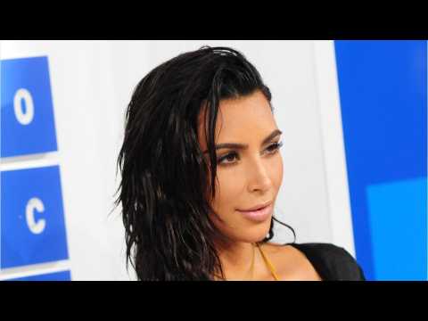 VIDEO : Kim Kardashian Presented Impact Award To Jonathan Murray