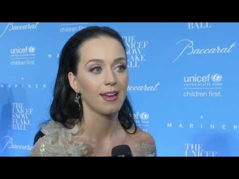 VIDEO : Katy Perry Boldly Advertised Her Upcoming Album