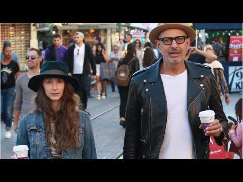 VIDEO : Jeff Goldblum And Emilie Livingston Welcome Son