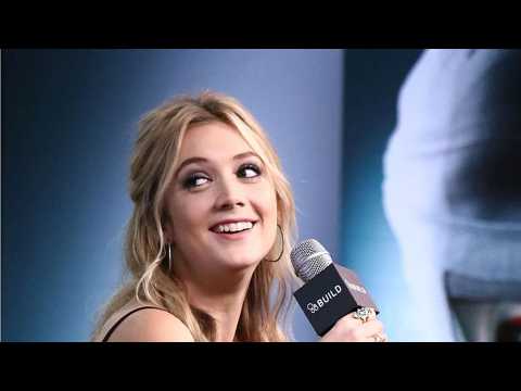 VIDEO : Billie Lourd Stands in for Carrie Fisher in Star Wars Reunion Photos