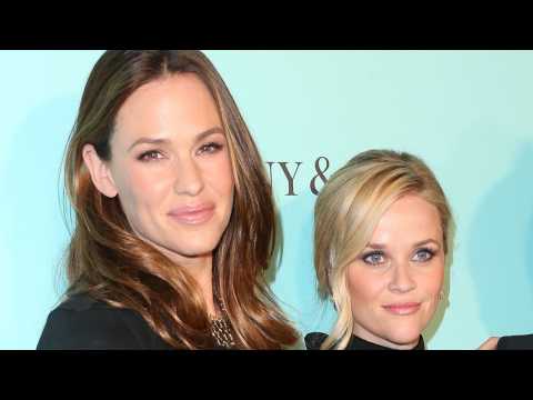 VIDEO : Reese Witherspoon Sends B-Day Love To Jennifer Garner