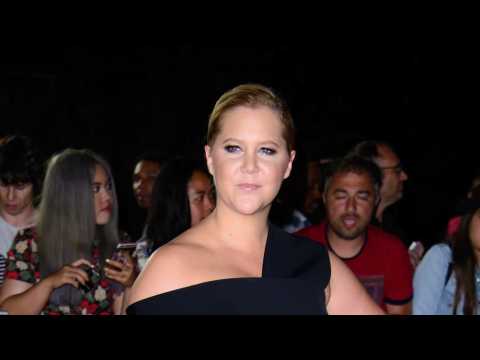 VIDEO : Amy Schumer Signs Up for Comedy Movie 'I Feel Pretty'