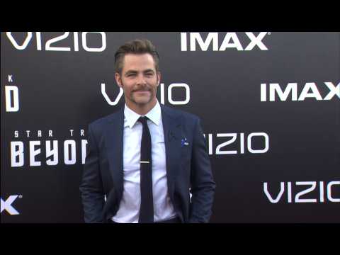 VIDEO : Chris Pine and Sofia Boutella spark dating rumours