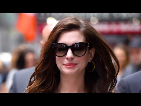 VIDEO : Anne Hathaway Sings On 'The Tonight Show'