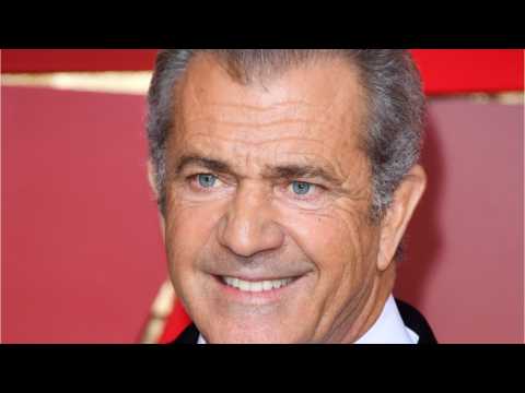 VIDEO : Mel Gibson Throws Ashtray
