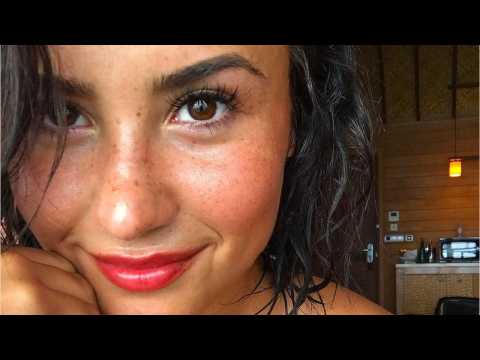 VIDEO : Demi Lovato Shares New Sexy Swimsuit Selfie