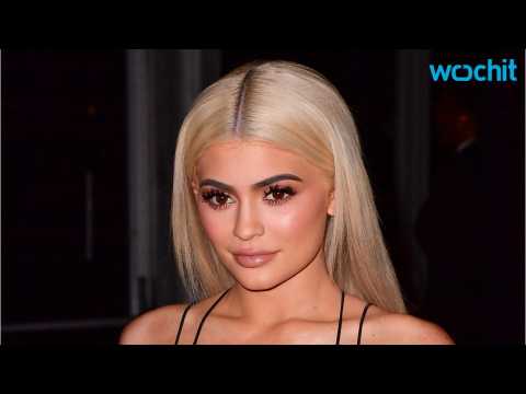 VIDEO : Kylie Jenner Steps Out Fearlessly