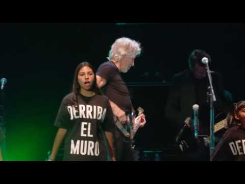VIDEO : Pink Floyd's Roger Waters blasts Trump wall at gig