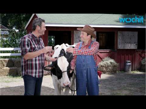 VIDEO : Blake Shelton Teaches Jimmy Fallon How to Milk a Cow