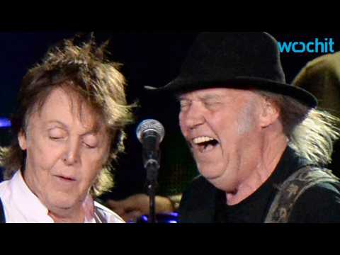 VIDEO : Neil Young Rocks On At Desert Trip Concert