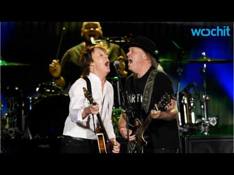 VIDEO : Paul McCartney & Neil Young Share the Stage in Desert Trip Music Festival