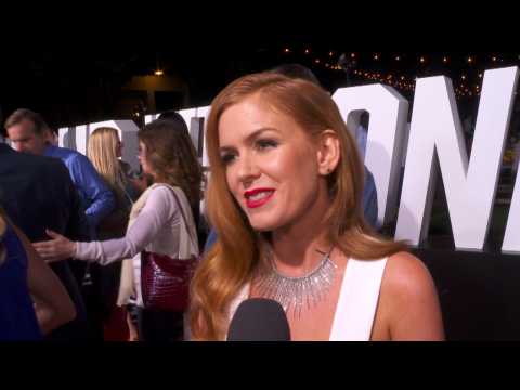 VIDEO : Isla Fisher Stuns At The 'Keeping Up with the Joneses' Premiere