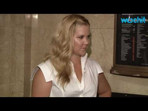 VIDEO : Amy Schumer Gives Fake Apology