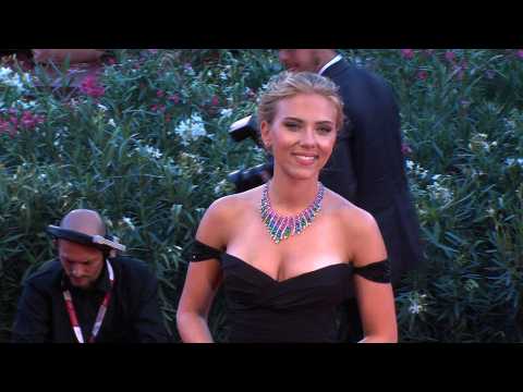 VIDEO : Scarlett Johansson opens gourmet popcorn shop in Paris
