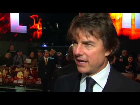VIDEO : Tom Cruise walks 'Jack Reacher' red carpet
