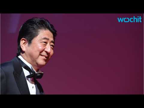 VIDEO : Meryl Streep Joins Shinzo Abe on the Red Carpet at Tokyo Film Festival