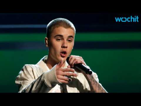 VIDEO : Justin Bieber Adresses His Fans and Explains His Behavior, Again