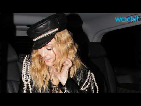 VIDEO : Madonna Shows Up Drunk At Art Exhibition