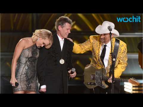 VIDEO : Randy Travis Gives Tear-Jerking Performance At CMA Awards