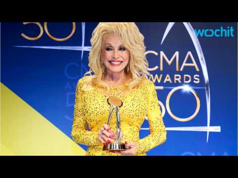 VIDEO : Dolly Parton Fans Make Her 