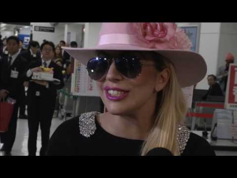VIDEO : Lady Gaga touches down in Japan