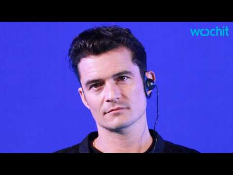 VIDEO : Orlando Bloom Saves A Stray Dog In China