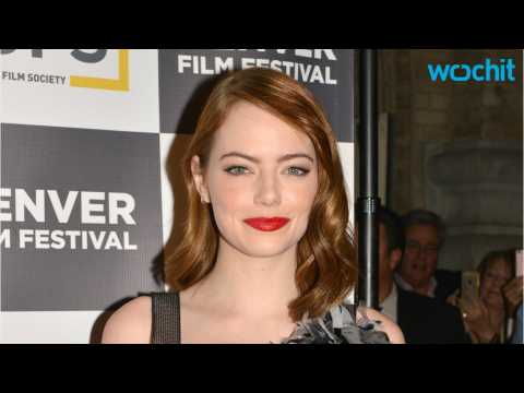 VIDEO : Emma Stone's Winter Makeup Done Right
