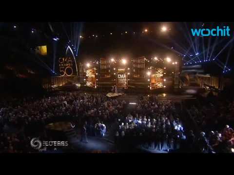 VIDEO : Fans Stand Up To CMAS For Beyonce