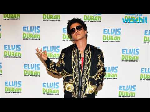 VIDEO : Bruno Mars' Releases Sensual 'Versace On The Floor'