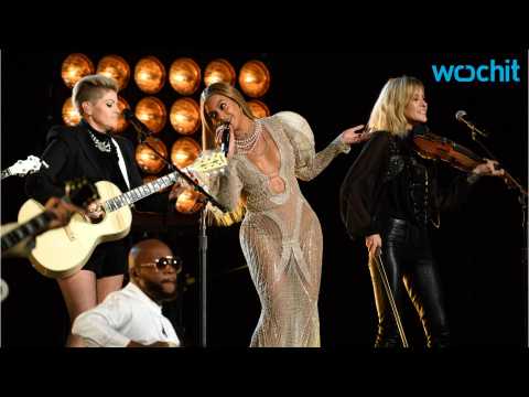 VIDEO : Beyonce Hits Nashville For CMA Awards