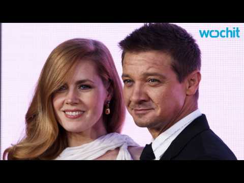 VIDEO : Jeremy Renner & Amy Adams Make Contact In 