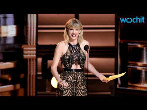 VIDEO : Taylor Swift Shocks Fans By Showing Up At CMA's