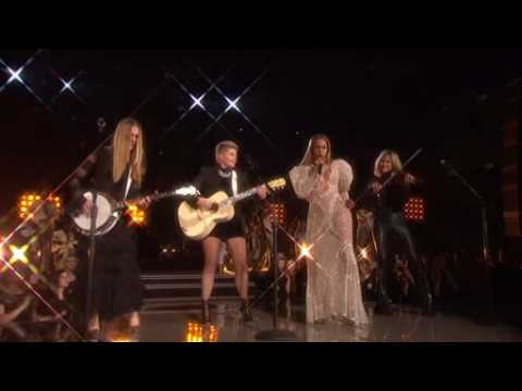 VIDEO : Beyonce takes Country Music Awards' center stage