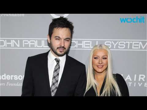 VIDEO : Christina Aguilera and Fiance Appear at Charity Event