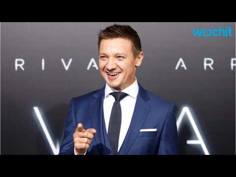 VIDEO : Jeremy Renner's Daughter Has Bow & Arrow Skills