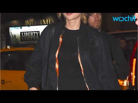 VIDEO : Taylor Swift Enjoys Private Kings Of Leon Concert With Girlfriends