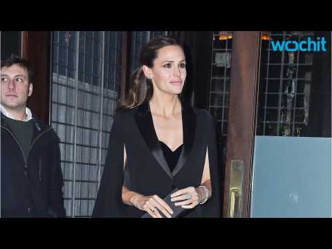 VIDEO : Jennifer Garner's Sophisticated Cape Is The Evening Jacket Your Fall Wardrobe Is Missing