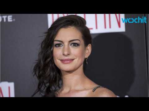 VIDEO : Anne Hathaway Had to Pretend to Be Happy for Oscar Acceptance