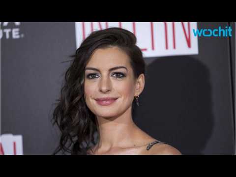 VIDEO : Anne Hathaway Pretended To Be Happy To Win Oscar