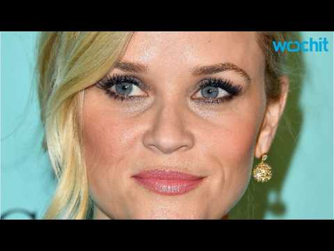 VIDEO : Reese Witherspoon Loves Animals